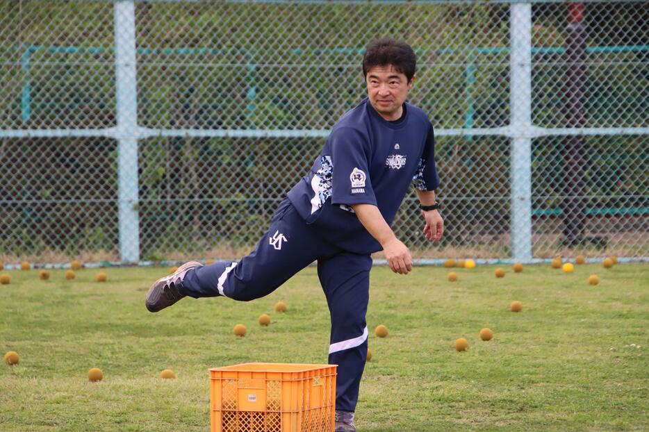 グラウンドで指導のサポートを行う塙篤史事務局長（撮影：白石怜平）