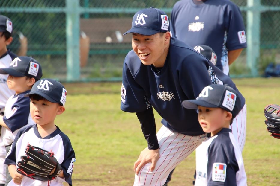 子どもたちに野球の楽しさを教えている住田コーチ（撮影：白石怜平）