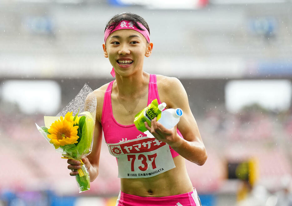 女子800メートル決勝、優勝し笑顔を見せる久保（撮影・垰建太）