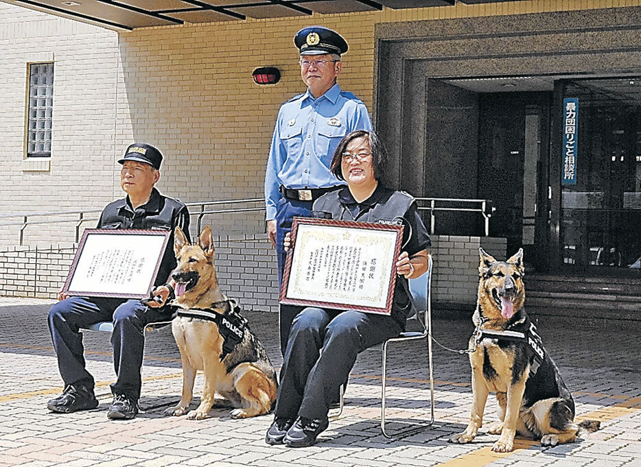 感謝状を受け取った涌田さん（右）と西村さん（左）＝金沢中署