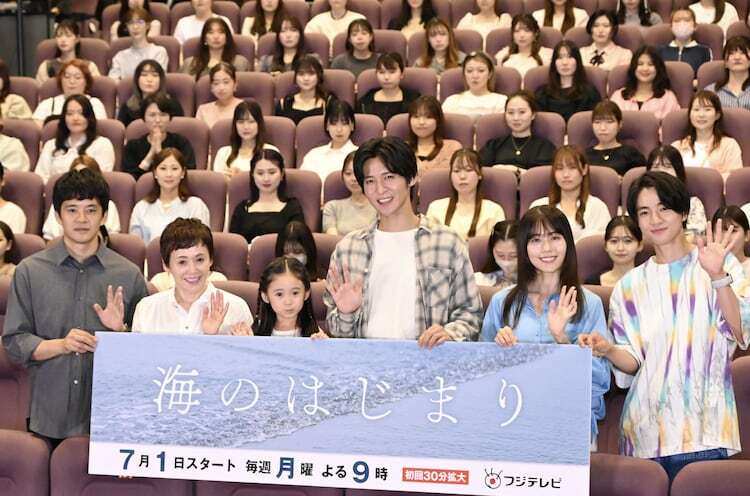 「海のはじまり」完成披露試写イベントの様子。左から池松壮亮、大竹しのぶ、泉谷星奈、目黒蓮、有村架純、木戸大聖。