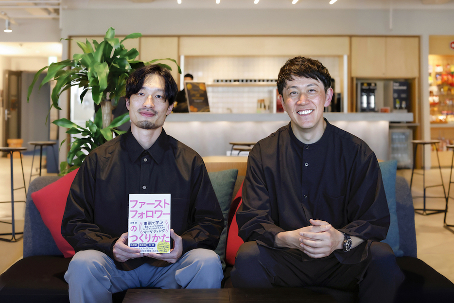 取材に応じてくれたトライバルメディアハウスのクリエイティブディレクター 高橋 遼 氏（左）とPostCoffeeの代表取締役 下村 領 氏（右）