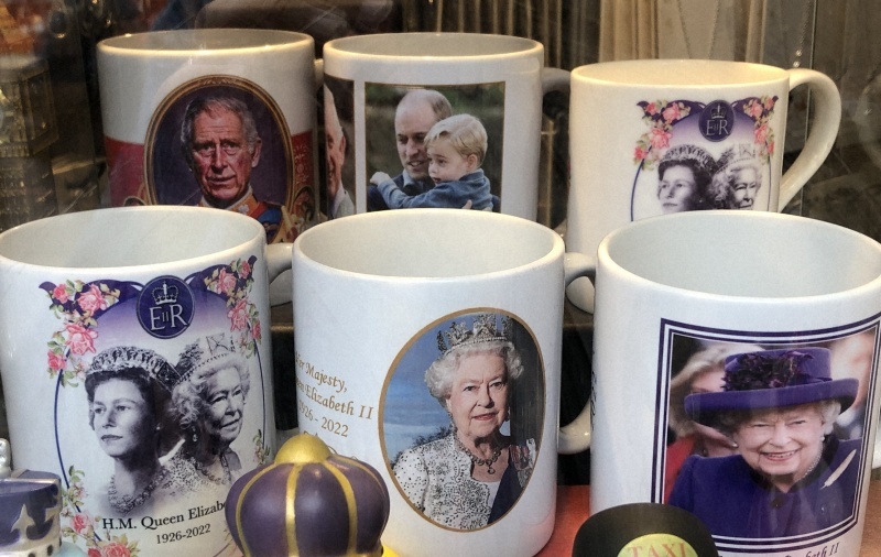 土産物店に飾られた英王室メンバーのマグカップ。故エリザベス女王は前列に置かれ、死後も人気がうかがえる＝ロンドンで2023年10月5日、篠田航一撮影