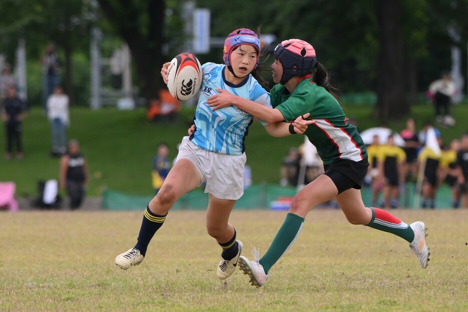 千葉・群馬女子合同はボールを次々と繋ぎトライを重ねた（撮影／黒崎雅久）