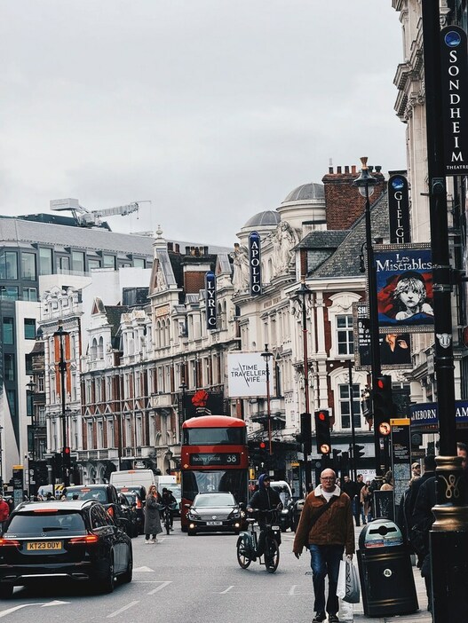 ダブルデッカーが印象的なロンドンの街中の様子。