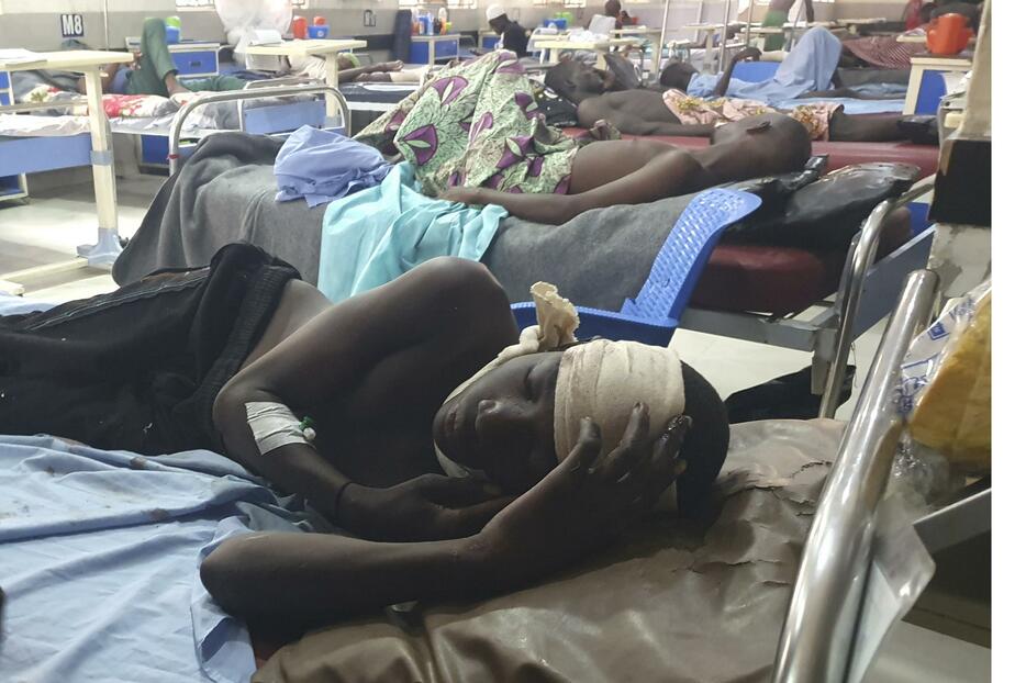 30日、ナイジェリア北東部の自爆テロで負傷し、病院で治療を受ける人たち（AP＝共同）