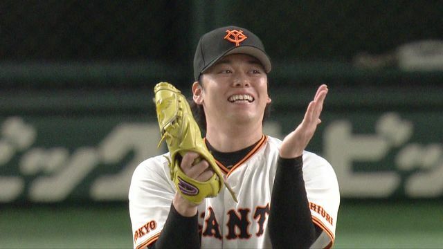 吉川尚輝選手のファインプレーに拍手を送る高梨雄平投手（画像:日テレジータス）