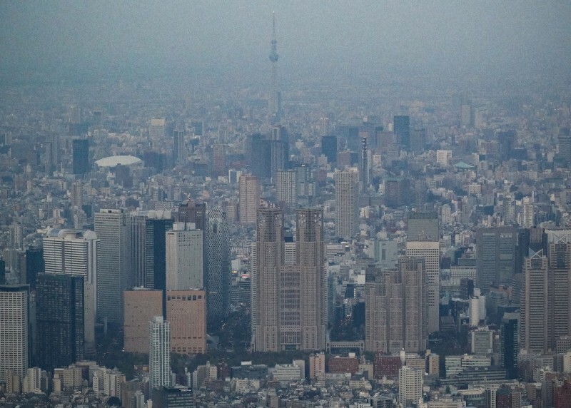 新宿の高層ビル群。中央は東京都庁＝東京都新宿区で2020年4月、本社ヘリから吉田航太撮影