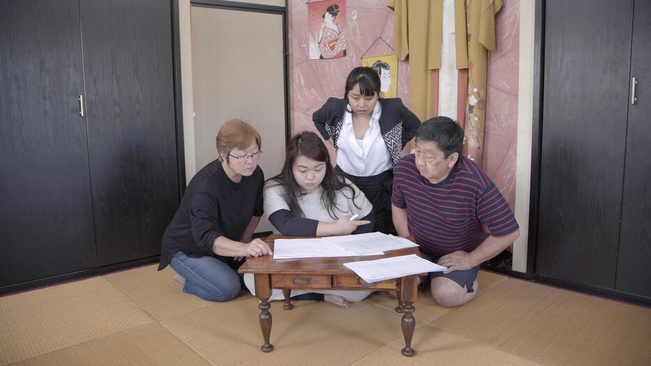 日本で戸籍謄本を辿るイラナ監督（右から2番目）と日本に住む親せき