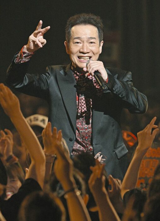 ８０枚目シングル「愛だけがあればいい」発売記念イベントで客席に降りファンと交流した田原俊彦