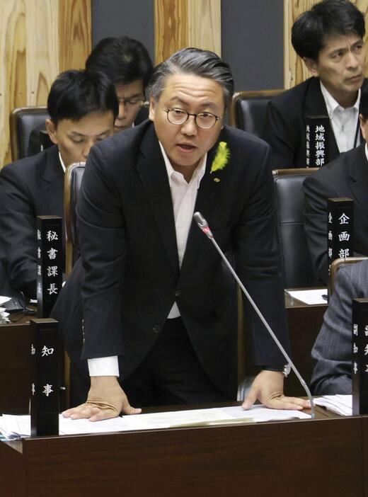 長崎県議会本会議で、自民党の田中愛国県議の質問に答弁する大石賢吾知事＝24日午後