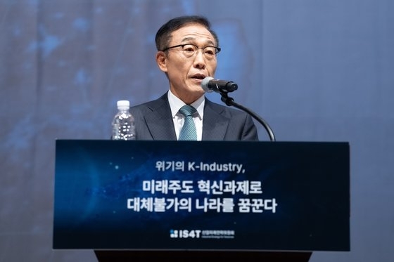 金奇南（キム・ギナム）韓国工学翰林院会長が「ＩＳ４Ｔ（Ｉｎｄｕｓｔｒｉａｌ　Ｓｔｒａｔｅｇｙ　ｆｏｒ　Ｔｏｍｏｒｒｏｗ）フォーラム」で開会の辞を述べている。　［写真　工学翰林院］