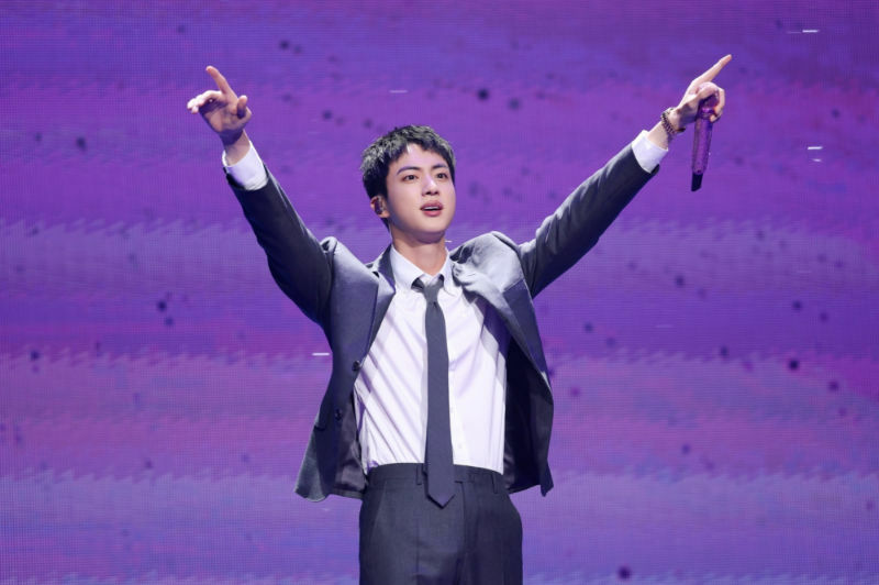 BTSのイベントで歌を披露するジンさん＝13日午後8時すぎ、韓国ソウル（ビッグヒットミュージック提供）