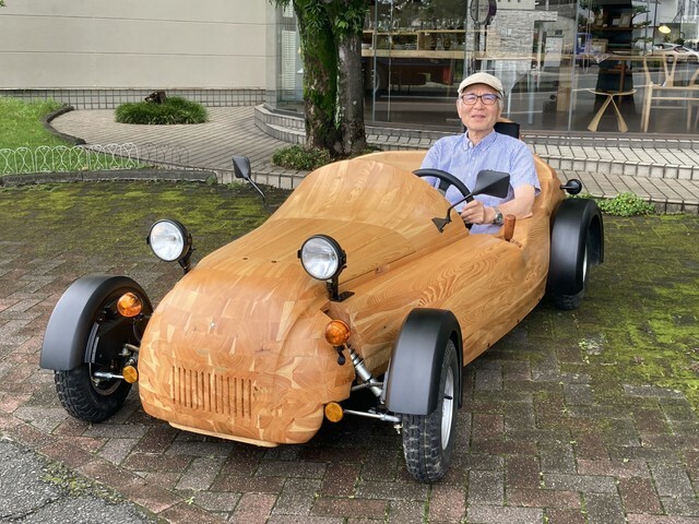 完成した「木製カー」に乗る古島さん（古島さん提供、以下同）