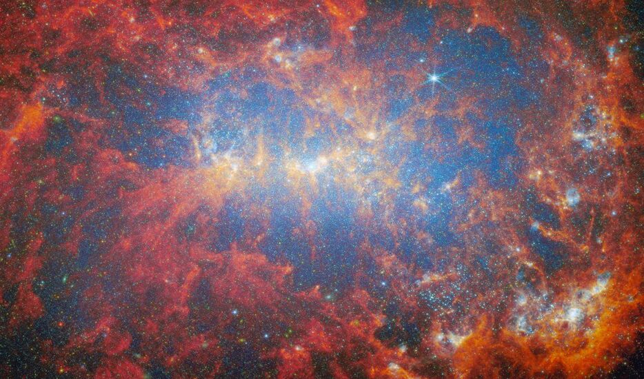 「ジェイムズ・ウェッブ宇宙望遠鏡」の近赤外線カメラ（NIRCam）と中間赤外線観測装置（MIRI）で観測された不規則銀河「NGC 4449」