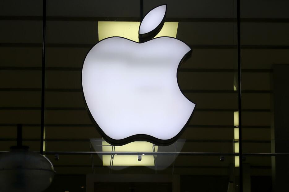 ドイツ・ミュンヘンの店舗に掲げられた米アップルのロゴ＝2020年12月（AP＝共同）