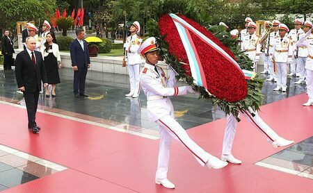 2024年6月20日、ロシアのプーチン大統領はベトナム・ハノイを訪問し、ホーチミン廟に花輪を捧げた（写真：UPI/アフロ）