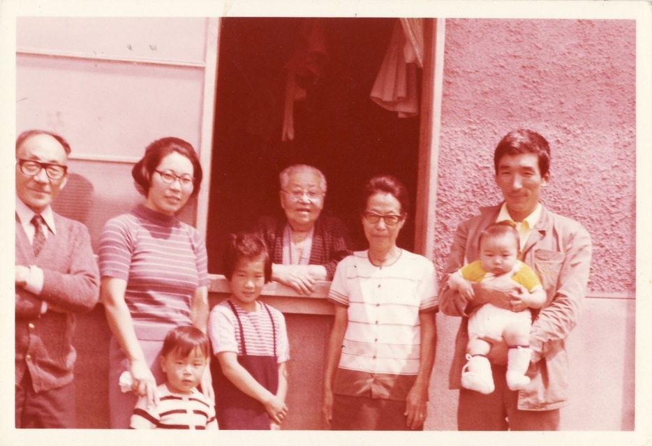 ブラジルで発見された北海道で撮られた写真。（左から）今朝松さんと元枝さん（山口さんの伯母）、哲也さん、美千惠さん、真ん中に今朝松さんの母ツルさん、右隣にタカさん、勲さん（右）に抱えられている赤ちゃんが山口さんの従兄弟の豪人さん