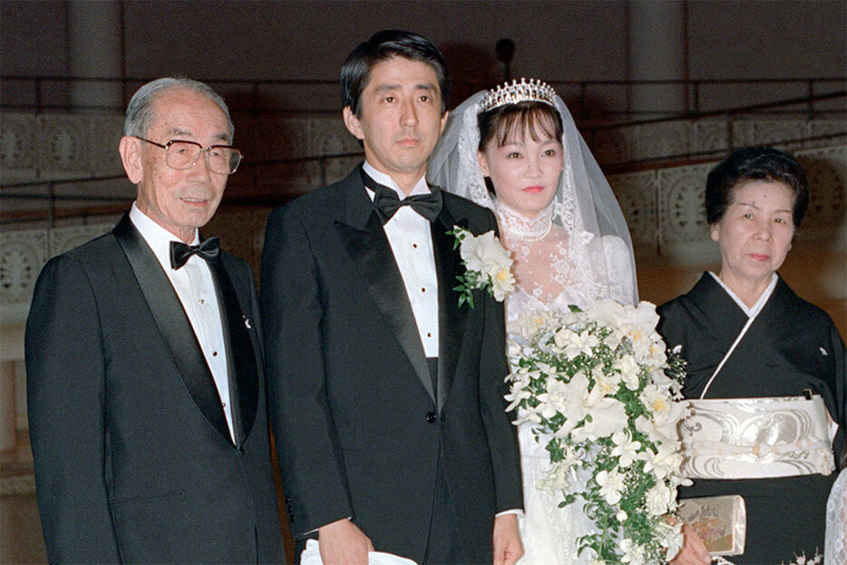 1987年、安倍晋三と森永製菓創業家の令嬢・昭恵夫人の結婚式の様子。福田赳夫夫妻が媒酌人を務めた。名家同士の結婚だった（写真・共同通信）