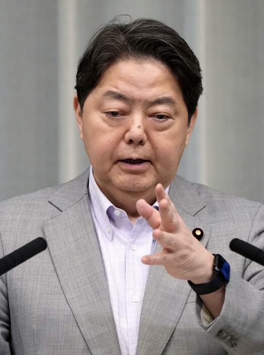 記者会見する林官房長官＝13日午前、首相官邸