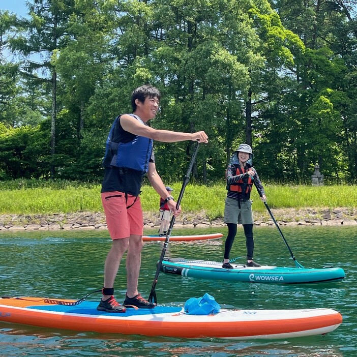 水面もほとりの緑も近いSUP