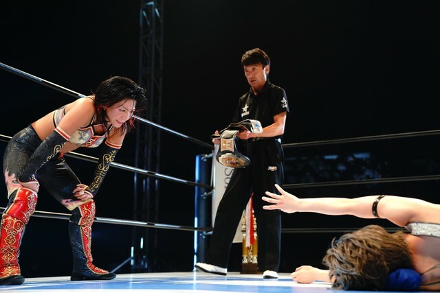 岩田美香に移動するワンダー王座のベルトに手を伸ばす安納サオリ＝スターダム24年6・22国立代々木競技場第二体育館大会より ⓒSTARDOM