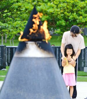 昨年の慰霊の日にともる「平和の火」。今年は大雨の影響で点火できない＝２０２３年６月２３日、糸満市摩文仁・平和祈念公園