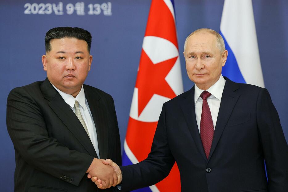 首脳会談で握手するロシアのプーチン大統領（右）と北朝鮮の金正恩朝鮮労働党総書記＝2023年9月、ロシア極東アムール州（タス＝共同）
