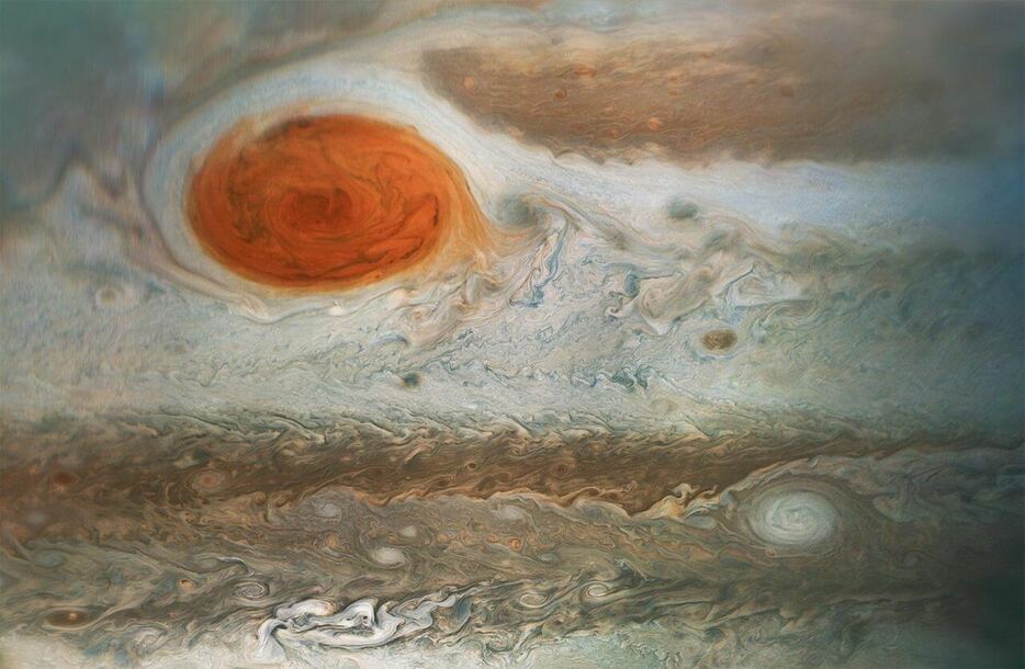 2018年4月1日に木星探査機「ジュノー」によって撮影された大赤斑（カラー強調画像）。