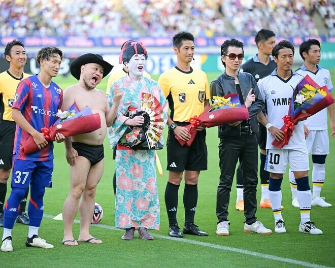 FC東京対磐田の試合前に、人気お笑い芸人による花束贈呈が行なわれた。写真：金子拓弥（サッカーダイジェスト写真部）