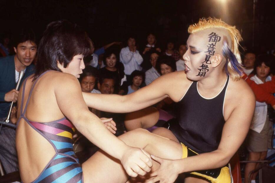奇抜なヘアで小松美加（左）と対戦（８５年４月）