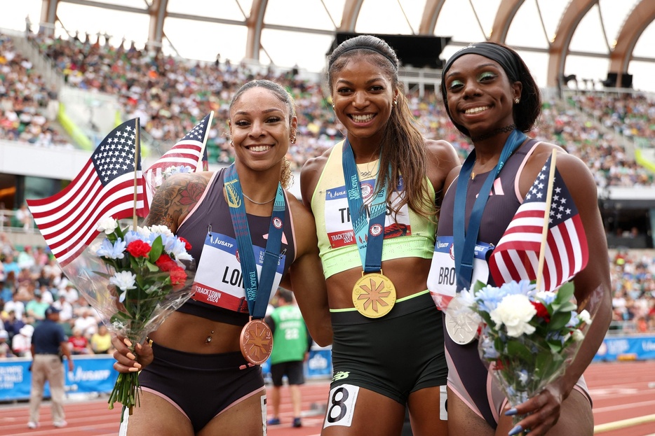 陸上のパリ五輪米国代表選考会。女子200メートルの代表入りを決めた（左から）マッケンジー・ロング、ガブリエル・トーマス、ブリタニー・ブラウン（2024年6月29日撮影）。【翻訳編集】 AFPBB News