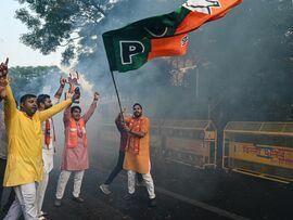 選挙結果が公表されるさなか、インド人民党（ＢＪＰ）本部の外で気勢を上げる支持者ら（４日、ニューデリー）
