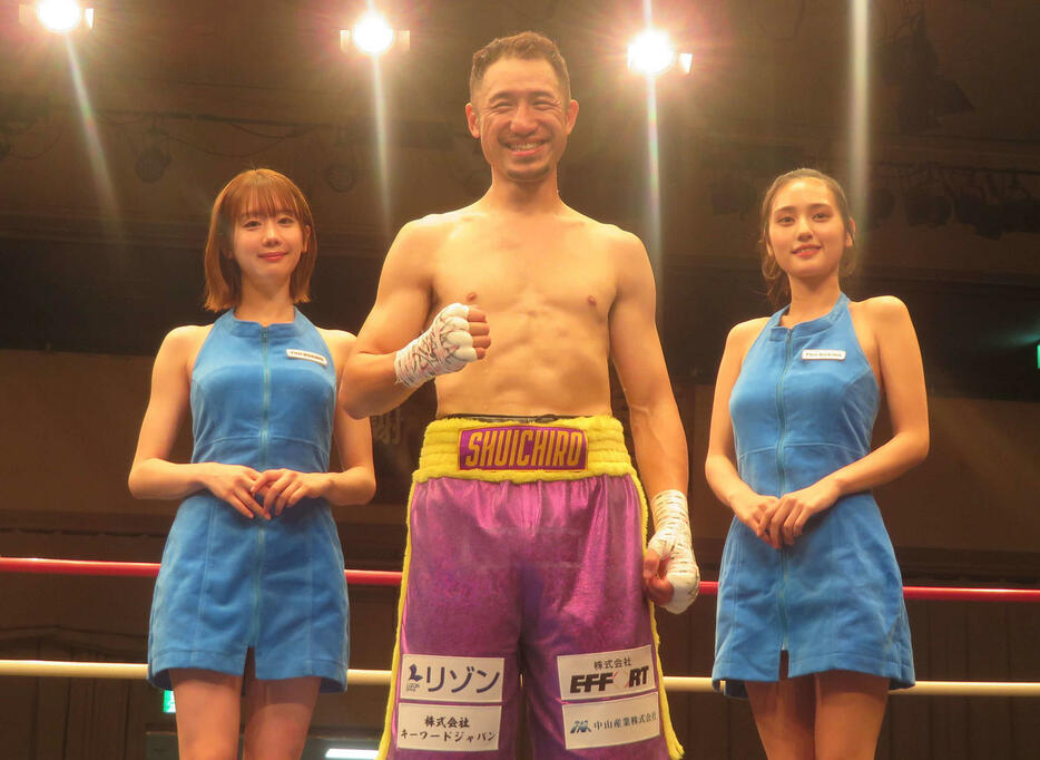 約1年2カ月ぶりのリングとなる再起戦を2回TKOで飾ったライト級の元アジア3冠王者吉野（中央）