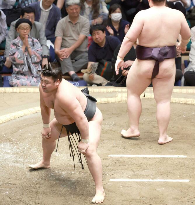 　大相撲夏場所の６日目、王鵬に引き落としで敗れ肩を落とす霧島