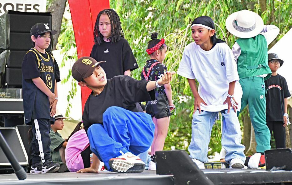 10歳以下の部で個性豊かなダンスを披露する城フェス出演者ら＝30日午前10時15分ごろ、弘前公園