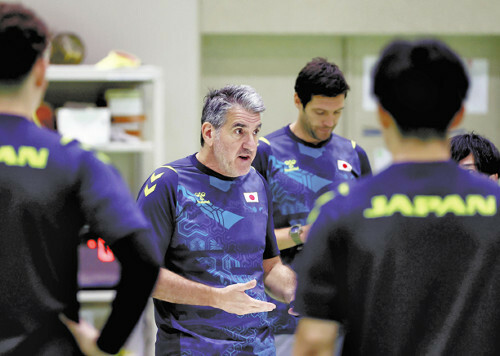 ハンドボール男子日本代表候補の練習で指示を出すカルロス・オルテガ監督（中央）