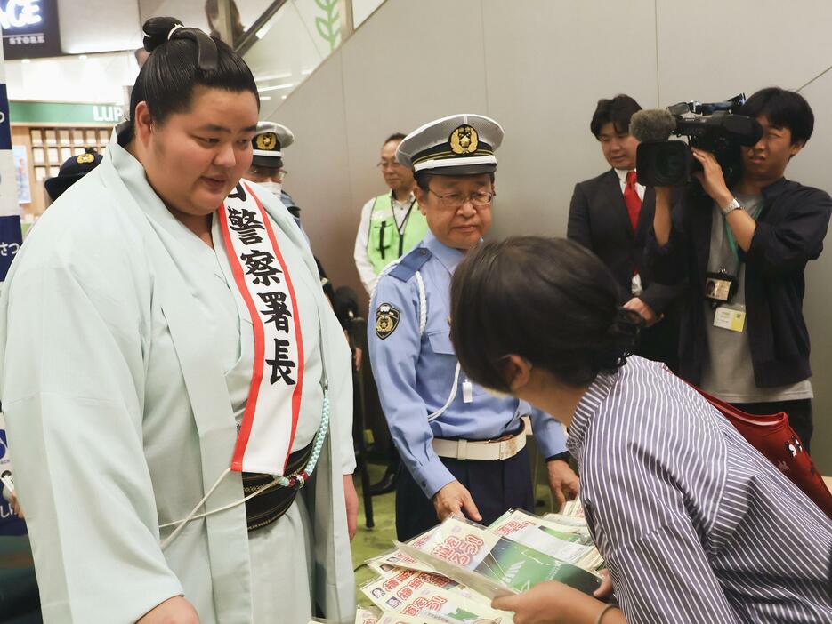 愛知県警西署の一日署長に就任し、イベントに参加した大関の琴桜関＝28日午後、名古屋市西区