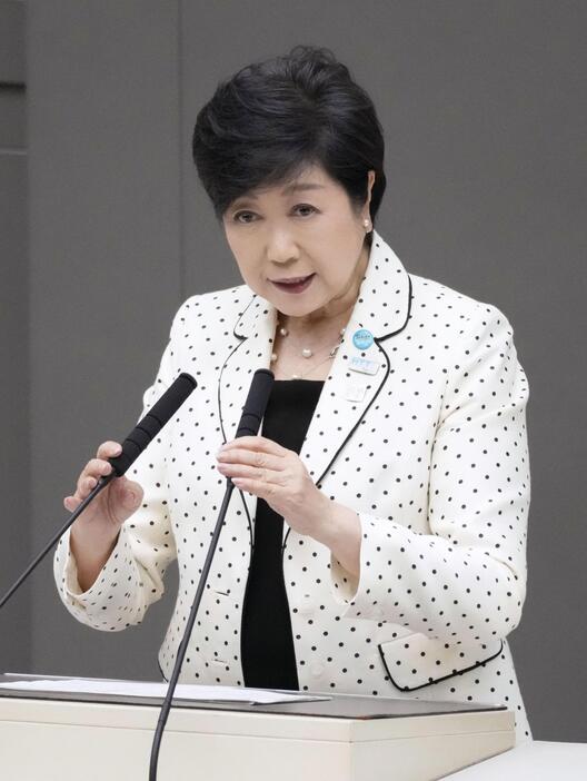 東京都議会定例会で答弁する小池百合子知事＝4日午後