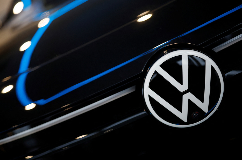 　６月２５日、ドイツ自動車大手フォルクスワーゲン（ＶＷ）は、米新興電気自動車（ＥＶ）メーカーのリビアンに最大５０億ドルを出資する。写真はＶＷのロゴ。昨年１１月、仏ナント近郊のショールームで撮影（２０２４年　ロイター/Stephane Mahe）