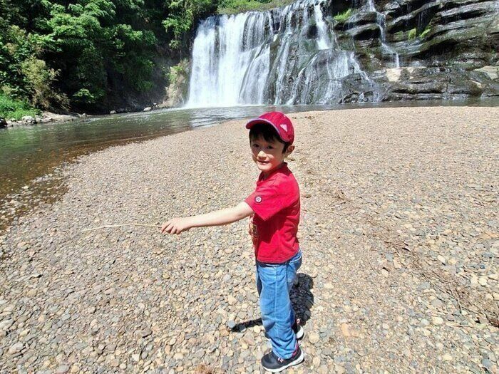 奏明くん６歳。家族で滝を見に行きました。
