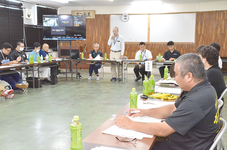 大島地区の肉用牛生産の発展を図り、情報を共有する参加者たち＝20日、鹿児島県奄美市名瀬