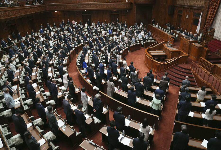 改正学校教育法が可決、成立した参院本会議＝7日午前