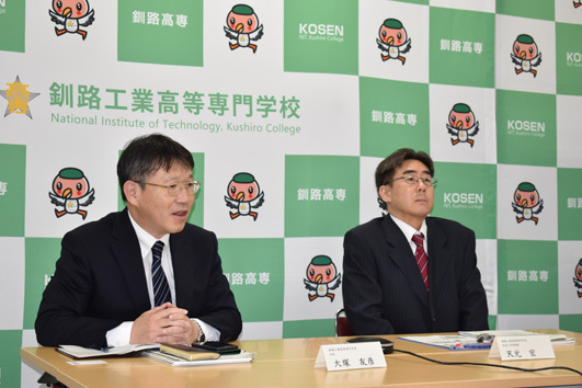 記者発表する釧路高専の大塚校長と天元教授（左から）