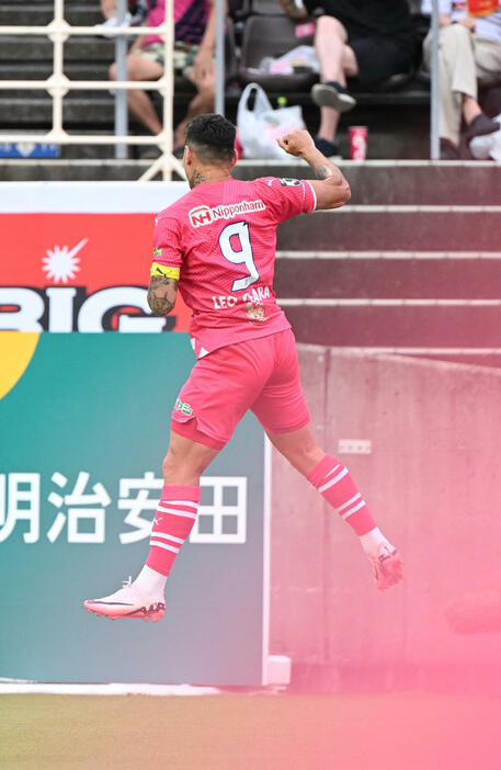 C大阪対名古屋　前半、先制ゴールを決めたC大阪レオ・セアラはジャンプして喜ぶ（撮影・和賀正仁）