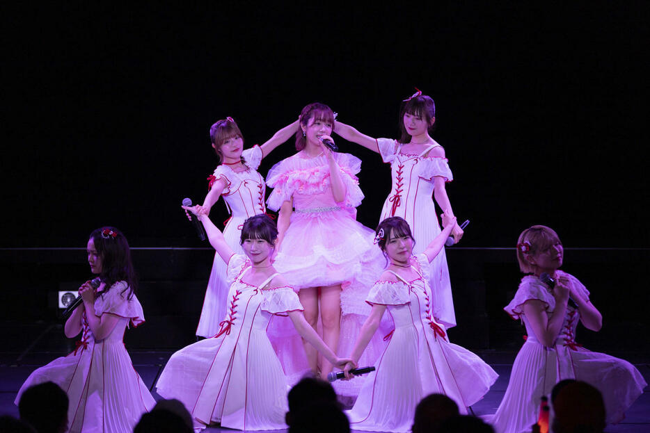 ドレス姿で歌うNGT48真下華穂（中央）　（C）Flora