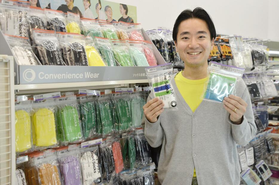 ファミリーマートが販売する「コンビニエンスウェア」の靴下やハンカチ＝4月、東京都内
