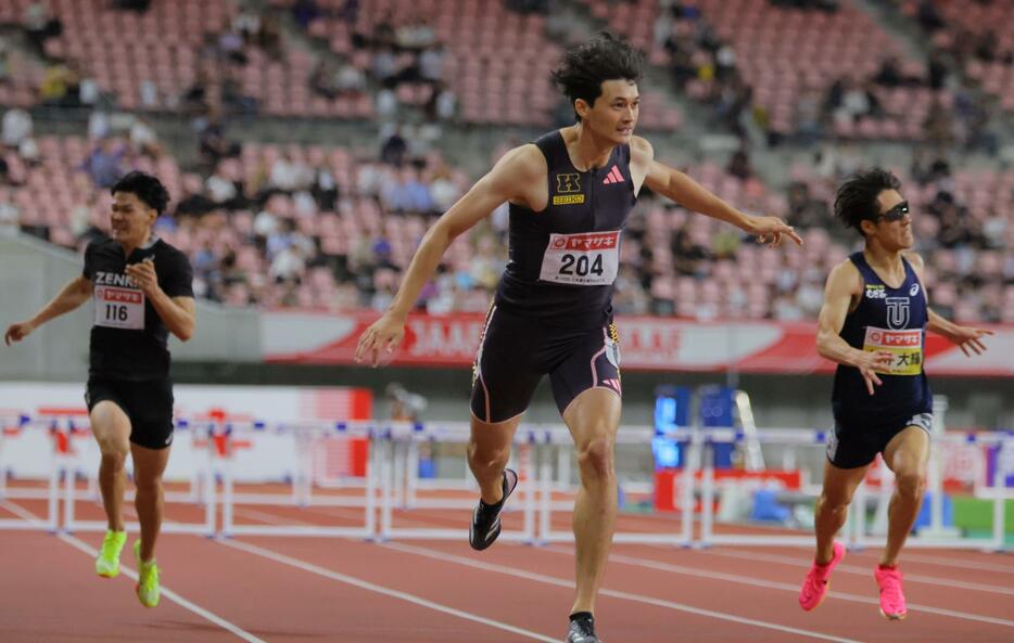 　優勝した豊田兼（中央）＝撮影・吉澤敬太