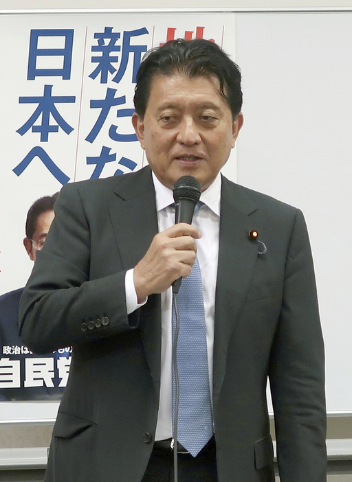 5月、広島市で開かれた自民党の政治刷新車座対話であいさつする平井卓也広報本部長