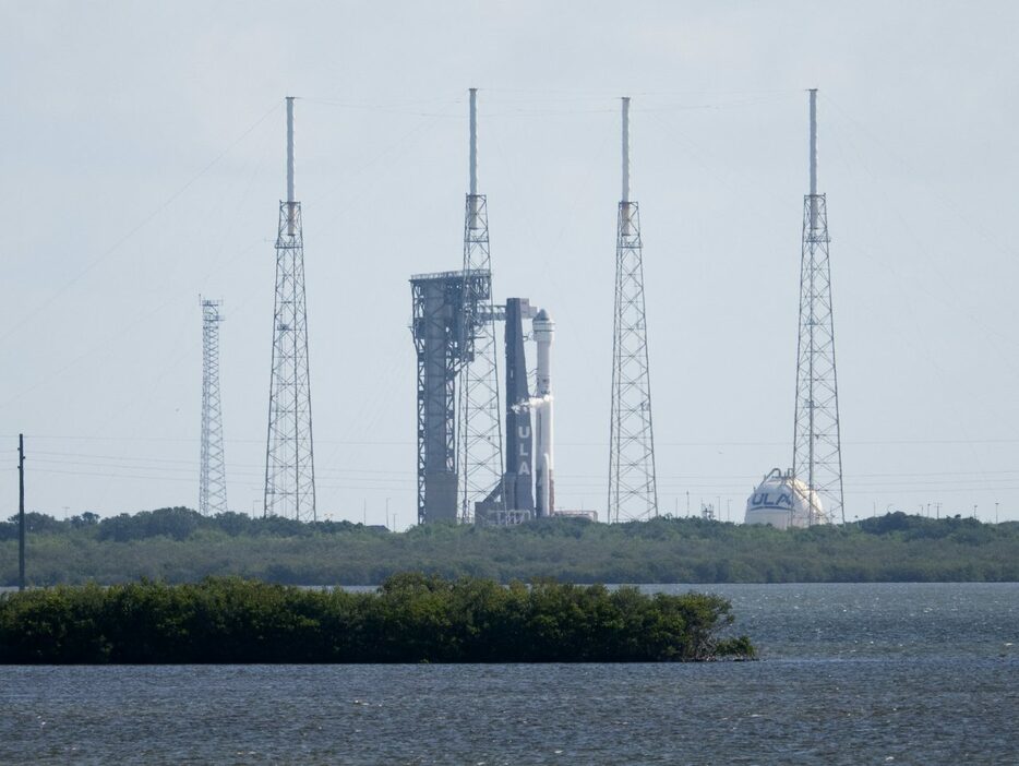 ボーイングの新型宇宙船「スターライナー」が搭載されたユナイテッド・ローンチ・アライアンス（ULA）の「アトラスV」ロケット。アメリカの現地時間2024年6月1日撮影